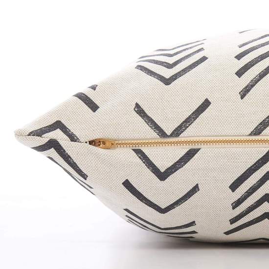 The Foggy Dog_Bed Cover_Design_Charcoal mud cloth_Chevron design_Zipper close up 